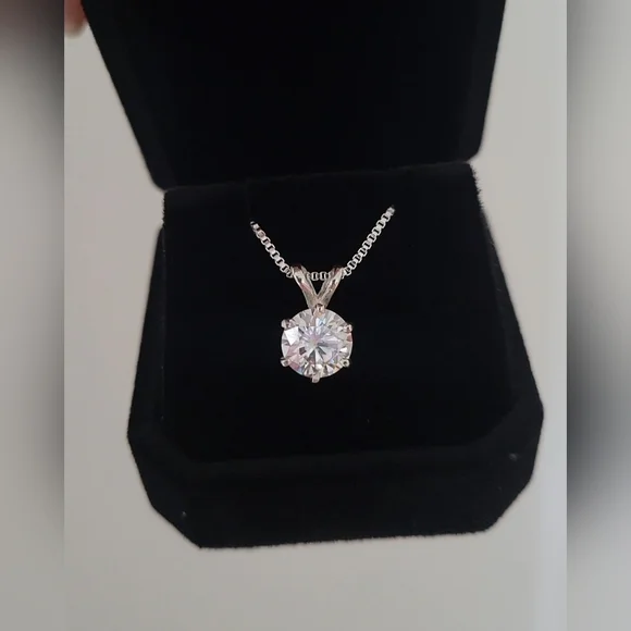 New 2ct Certified moissanite  pendant with a chain - Picture 6 of 10